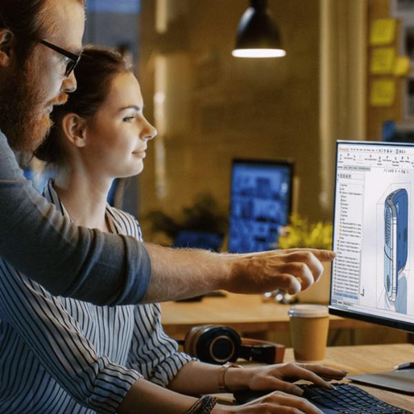 Dwie osoby korzystają z 3DEXPERIENCE SOLIDWORKS
