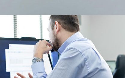 Mężczyzna rozpoczynający pracę ze wsparciem technicznym SOLIDWORKS